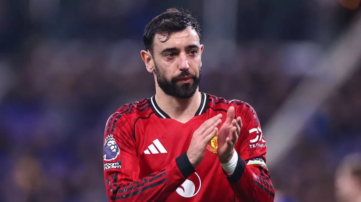 Bruno Fernandes aplaudiendo tras el partido