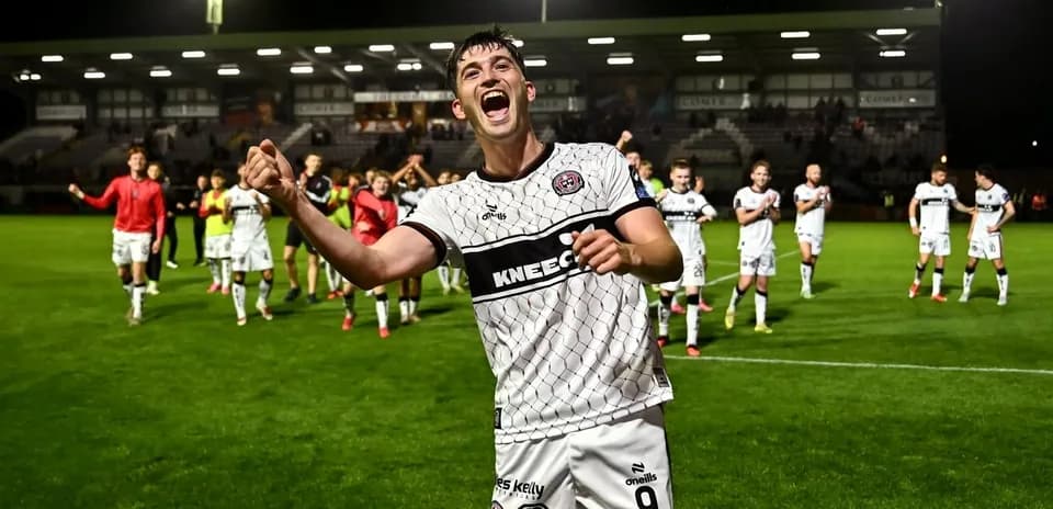 Jugador celebrando con equipo tras el partido