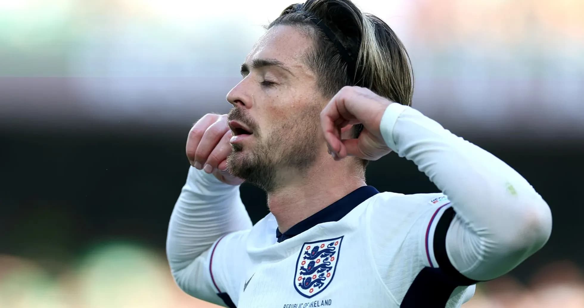Jugador de Inglaterra con los ojos cerrados en el campo