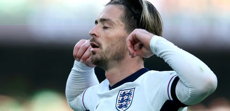 Jugador de Inglaterra con los ojos cerrados en el campo