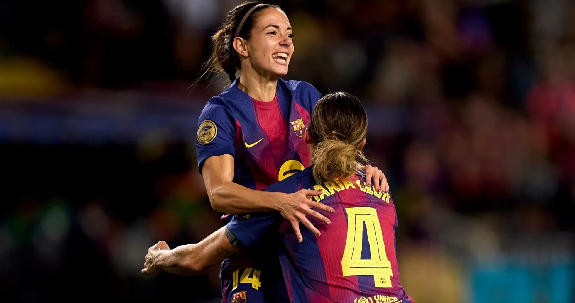 Jugadora del Barcelona celebra un gol con compañera