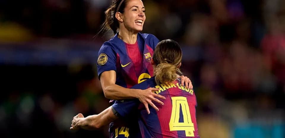 Jugadora del Barcelona celebra un gol con compañera
