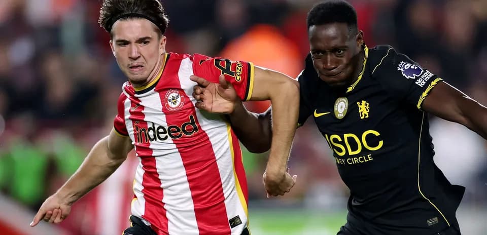 Jugadores de Brentford y Chelsea luchando por el balón