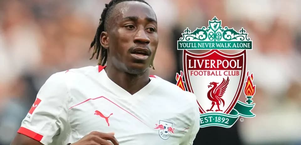 Jugador corriendo con el logo de Liverpool de fondo