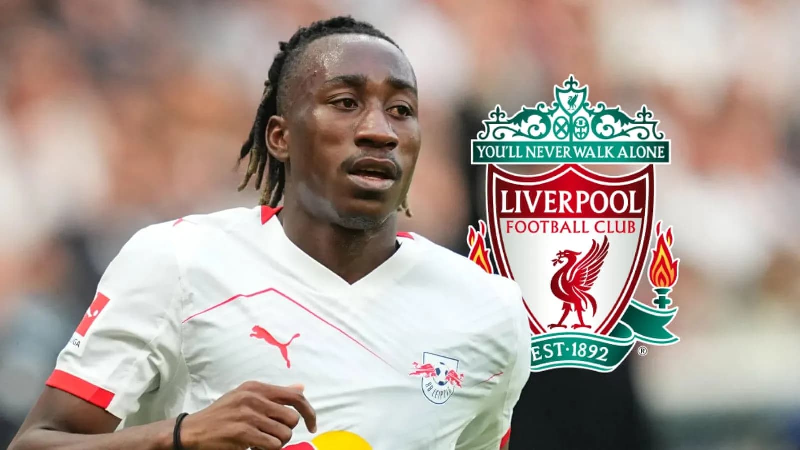 Jugador corriendo con el logo de Liverpool de fondo