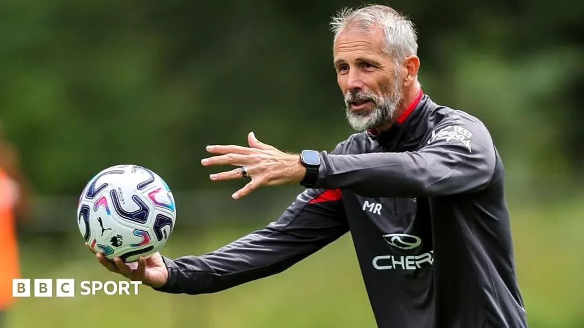 Entrenador dirigiendo sesión de entrenamiento con balón