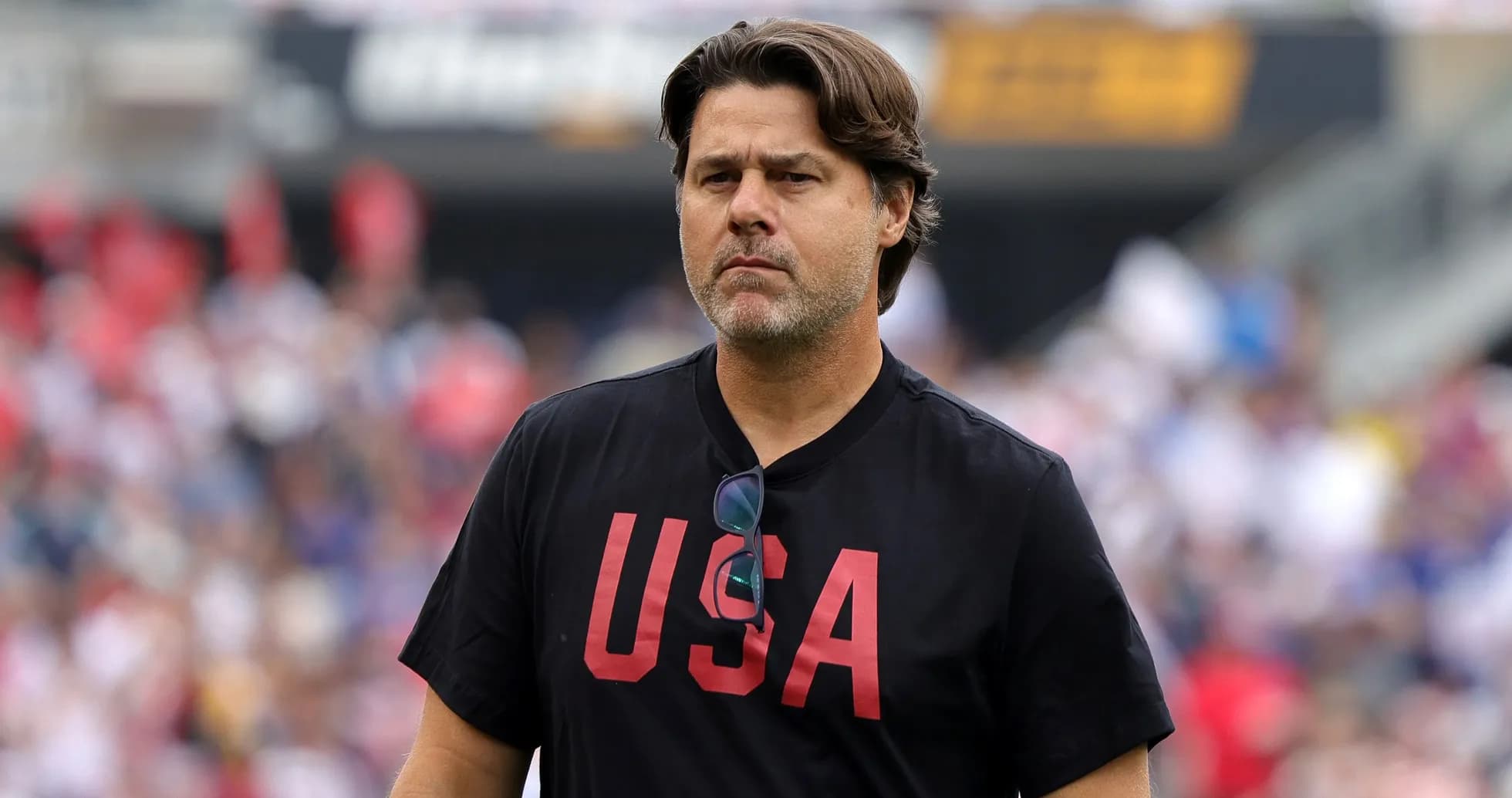 Entrenador caminando en el campo de juego