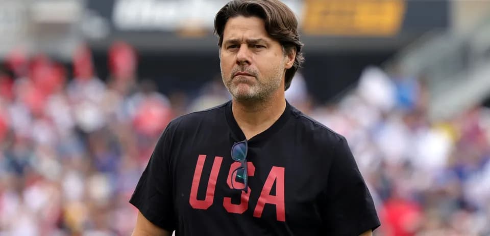 Entrenador caminando en el campo de juego
