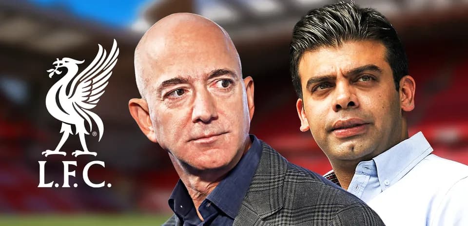 Jeff Bezos y otro hombre frente al logo de Liverpool