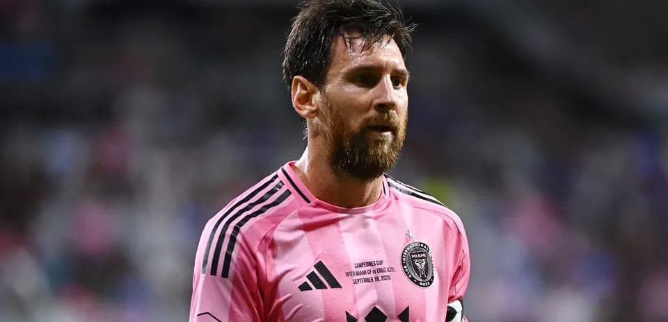 Jugador de Inter Miami en camiseta rosa durante partido