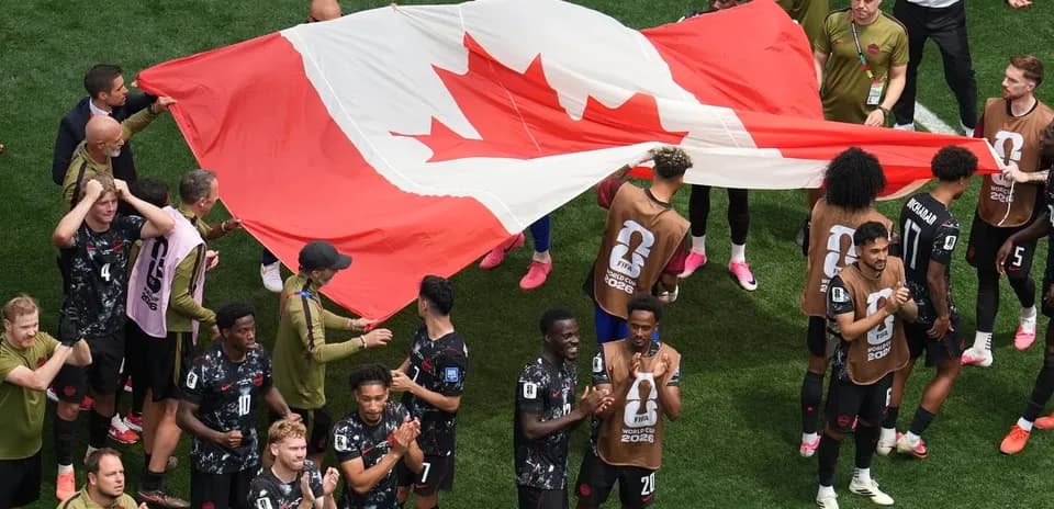 Jugadores de Canadá con la bandera nacional
