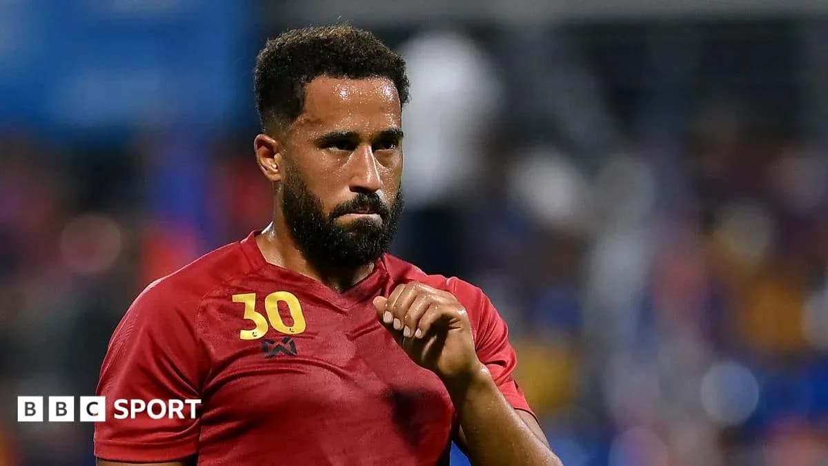 Jugador con camiseta roja durante un partido