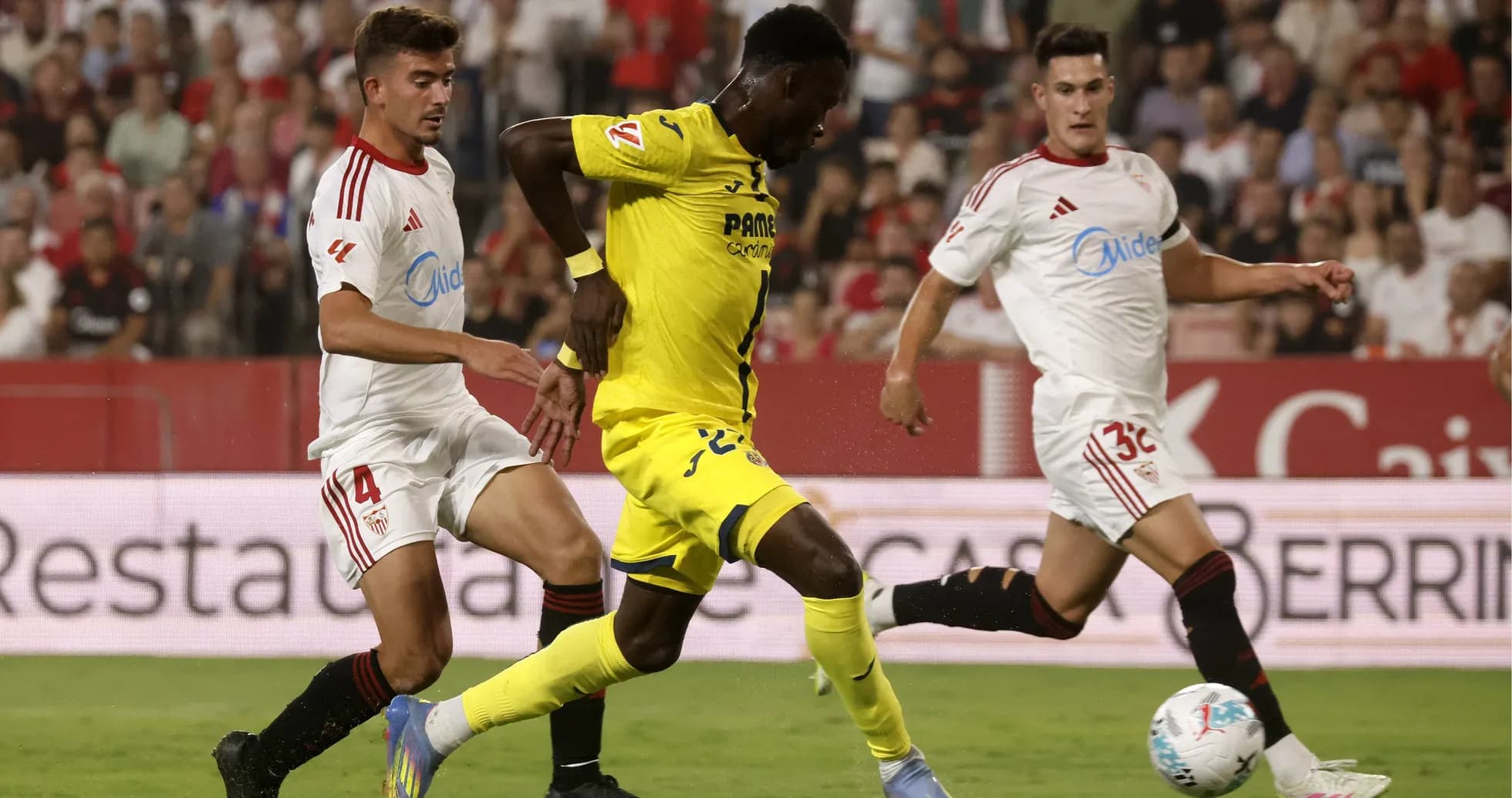 Jugadores de Villarreal y Sevilla en acción