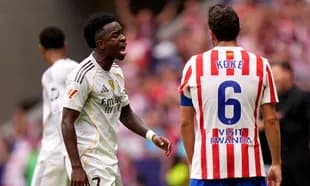 Vinícius Jr. discutiendo con Koke en el partido