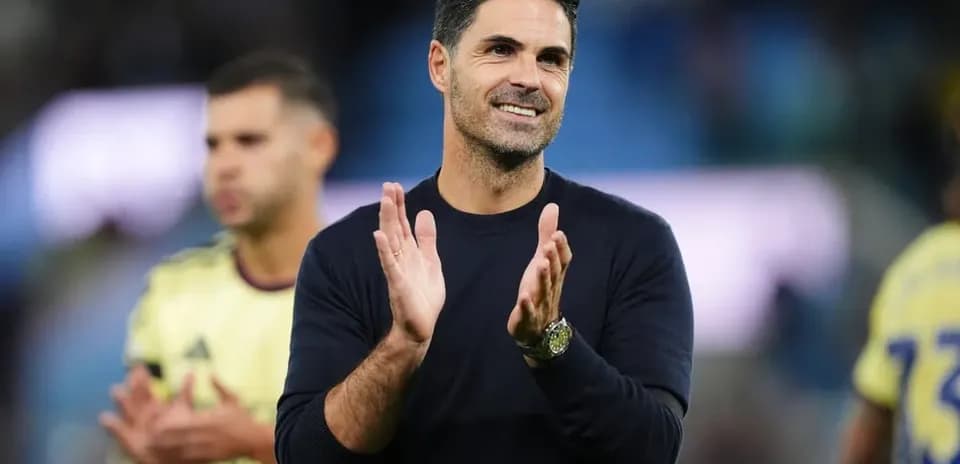 Entrenador aplaudiendo durante el partido