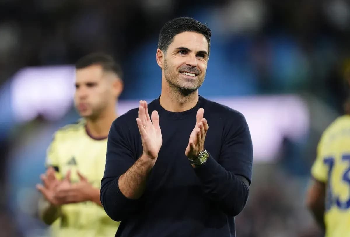 Entrenador aplaudiendo durante el partido