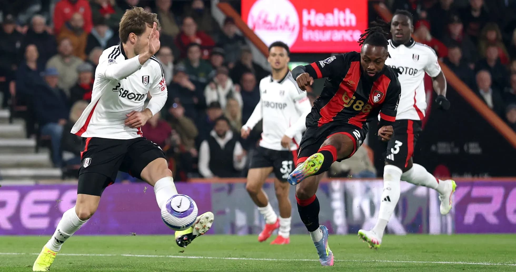 Jugador de Bournemouth driblando contra Fulham