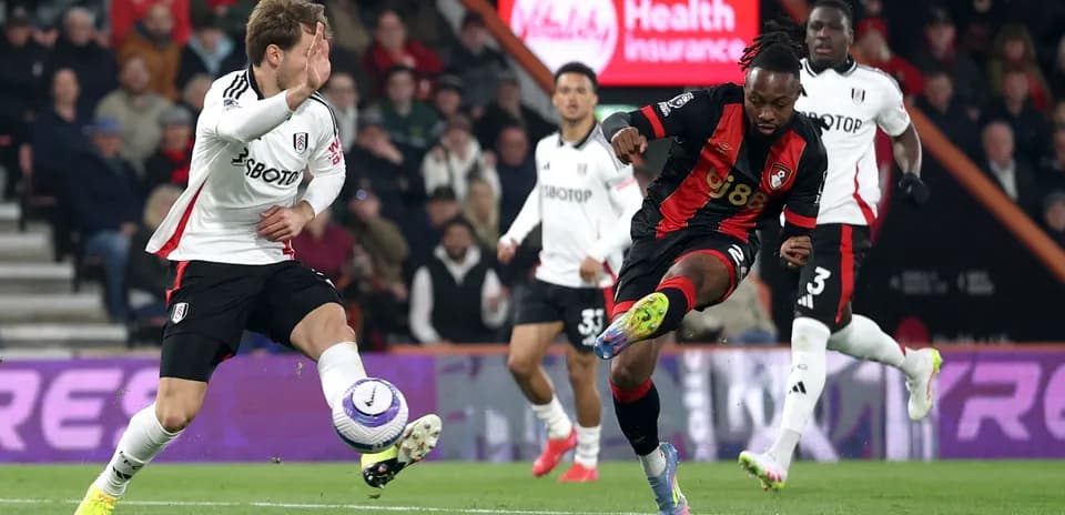 Jugador de Bournemouth driblando contra Fulham