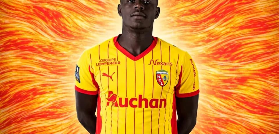 Jugador con camiseta amarilla y roja de Lens