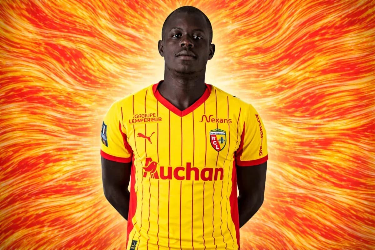 Jugador con camiseta amarilla y roja de Lens