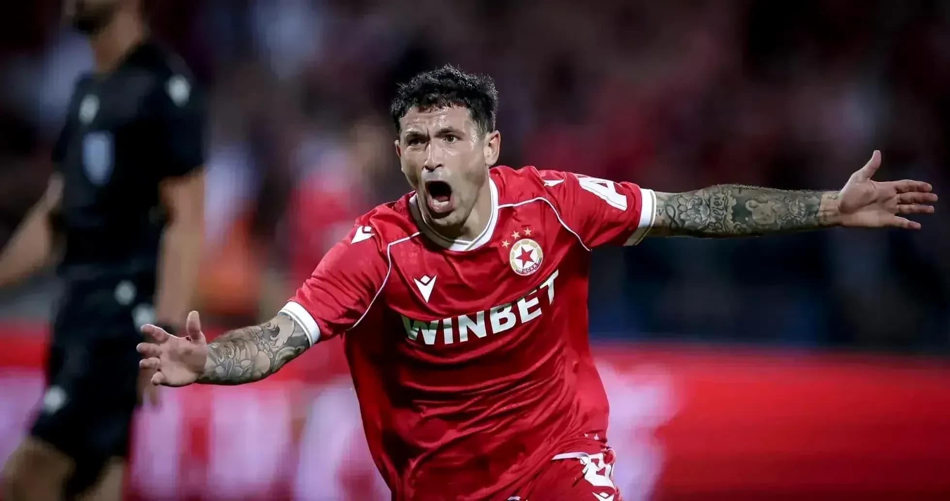 Jugador de FK Crvena Zvezda celebrando un gol