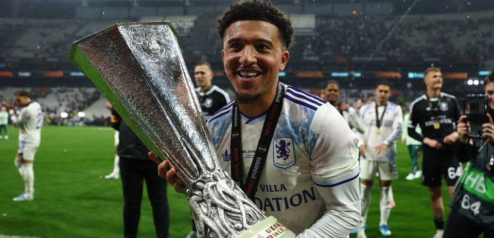 Jugador sosteniendo el trofeo de la UEFA Europa League
