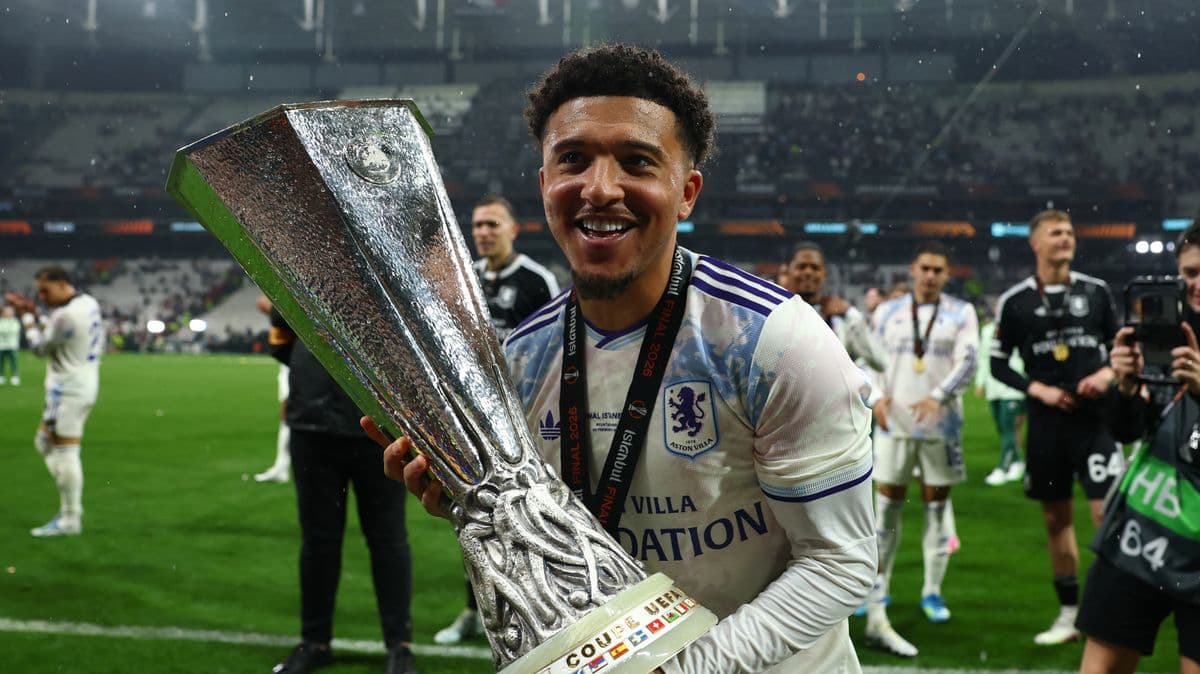 Jugador sosteniendo el trofeo de la UEFA Europa League