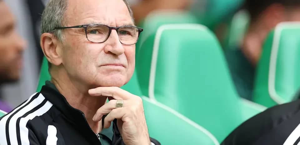 Entrenador observando el partido desde la banca