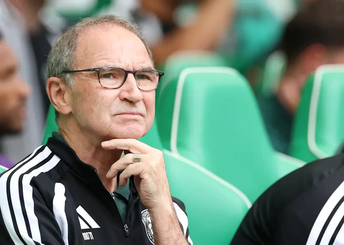 Entrenador observando el partido desde la banca