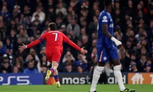 Jugador celebra gol en partido Chelsea vs PSG