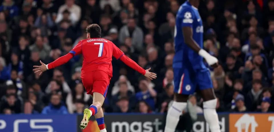 Jugador celebra gol en partido Chelsea vs PSG