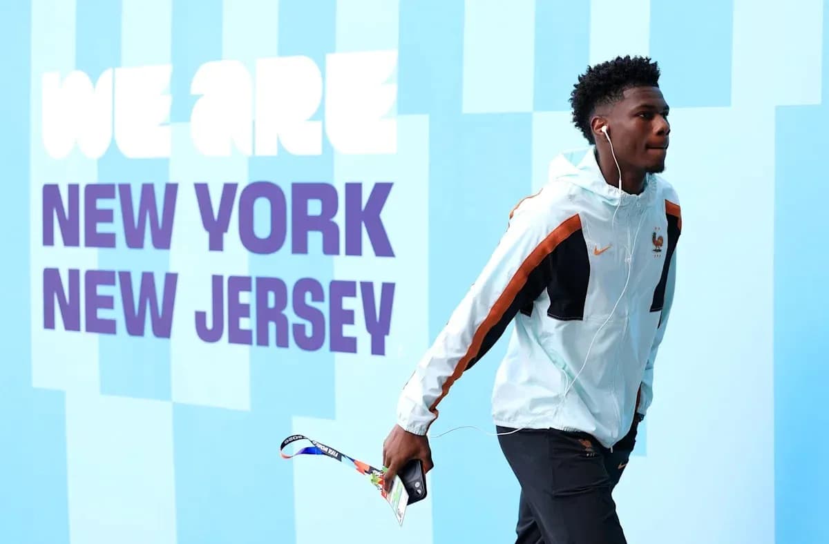 Jugador caminando frente a un mural de Nueva York