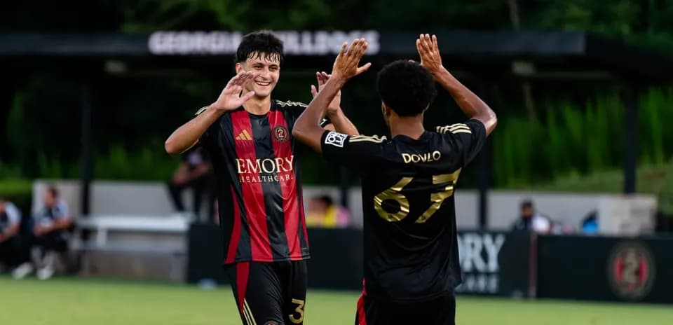 Jugadores de Atlanta United celebrando un gol