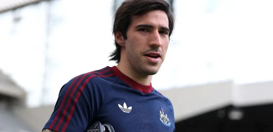Jugador sosteniendo una mochila en el estadio