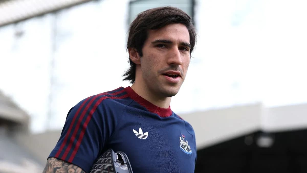 Jugador sosteniendo una mochila en el estadio