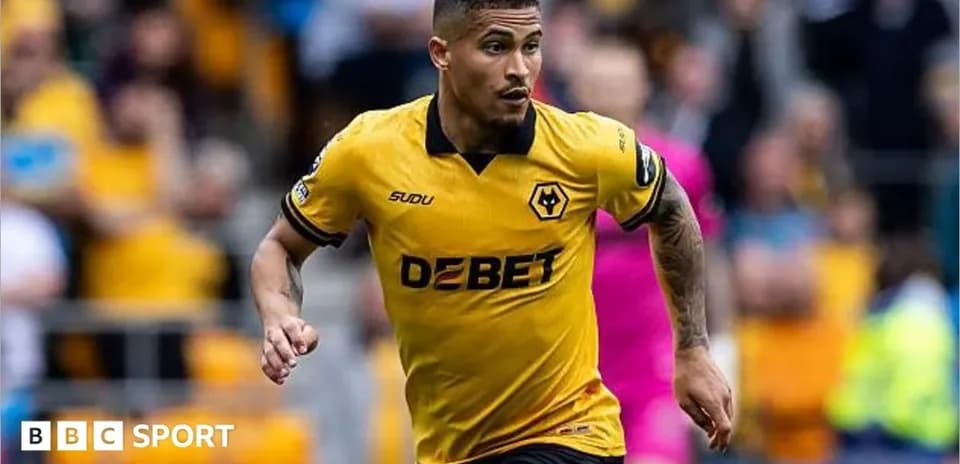 Jugador del Wolverhampton corriendo en el campo