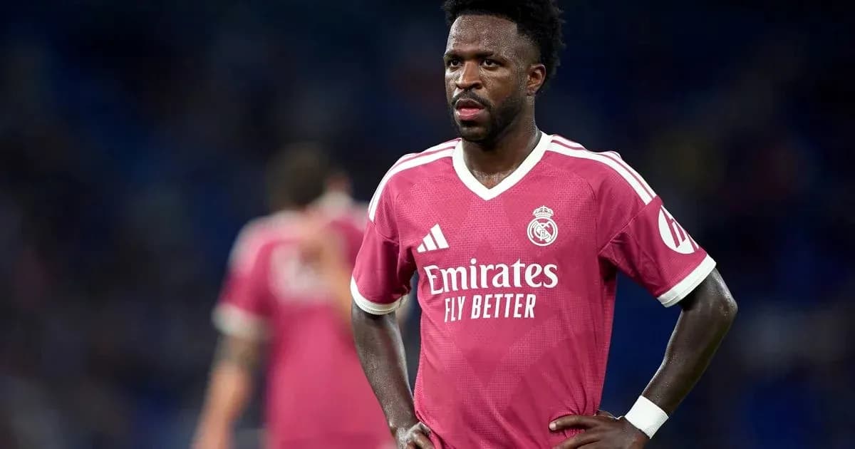 Jugador de Real Madrid en uniforme rosa durante partido