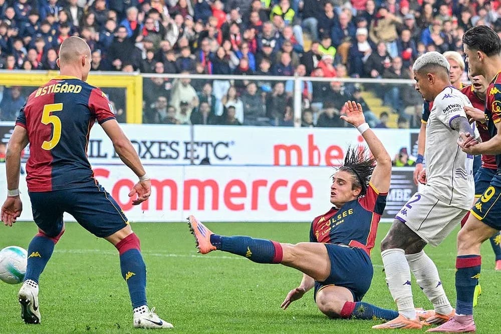 Futbolista de Genoa cae al suelo en acción