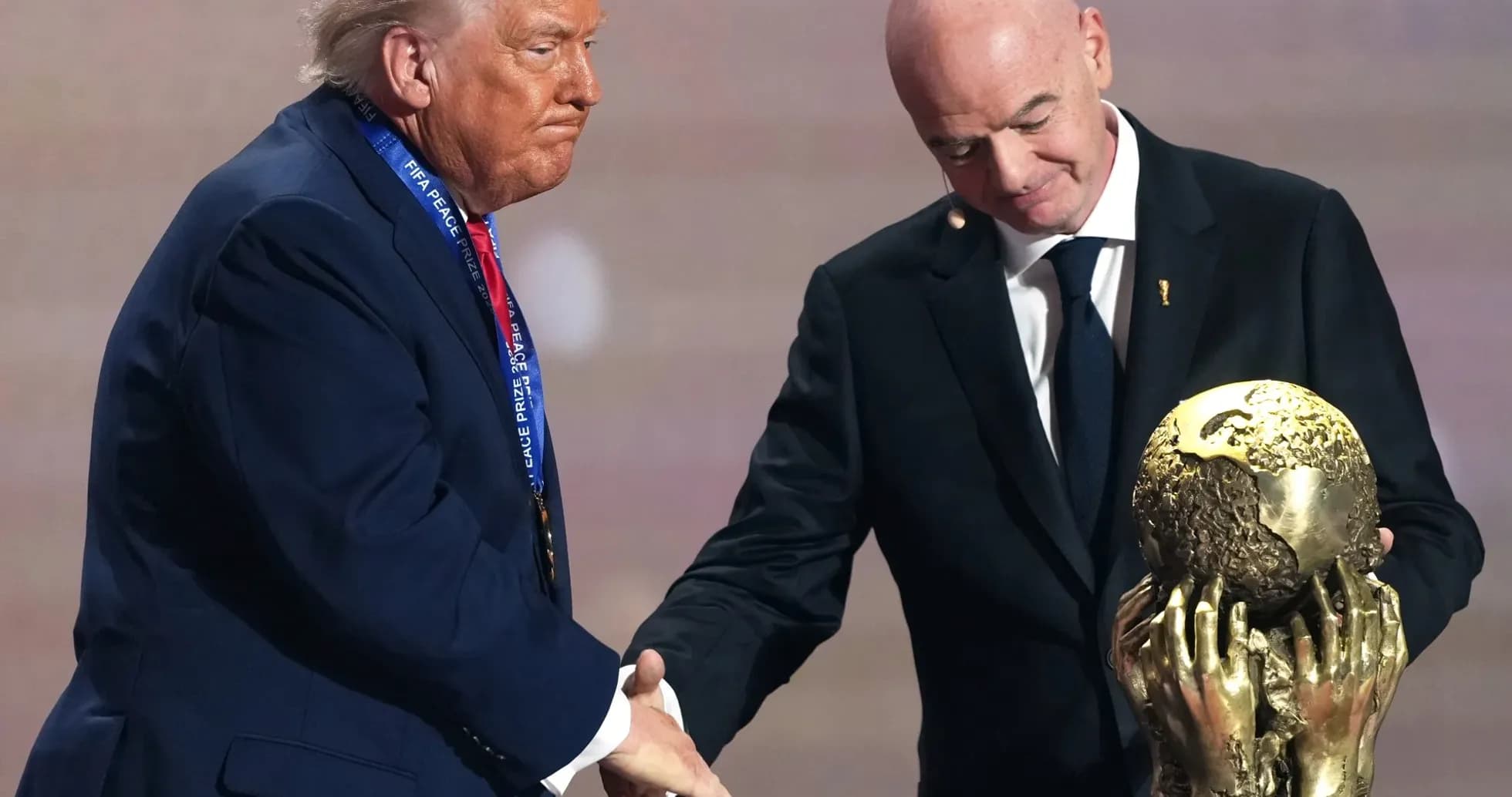 Donald Trump recibe el Premio de la Paz de la FIFA