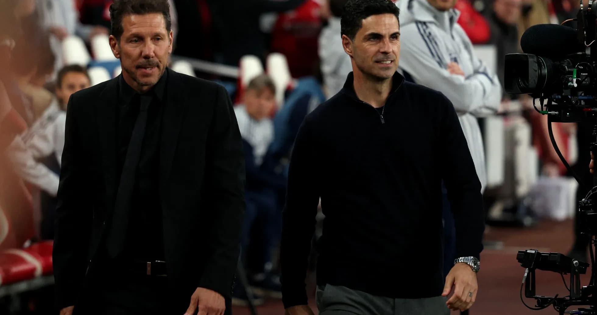 Entrenadores caminando hacia el banquillo durante el partido