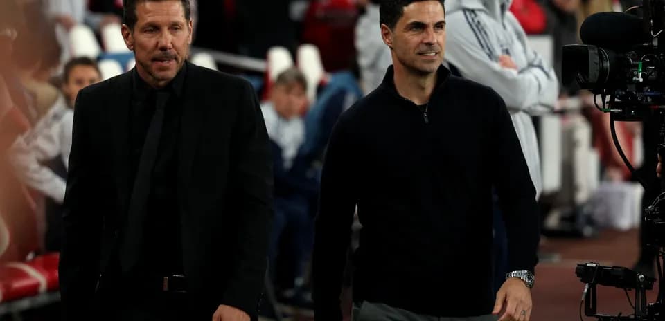 Entrenadores caminando hacia el banquillo durante el partido