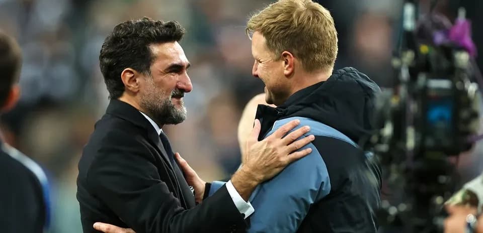 Entrenadores saludándose tras el partido