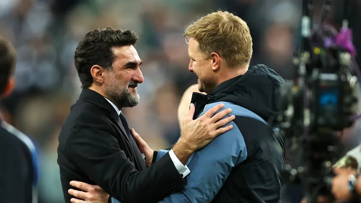 Entrenadores saludándose tras el partido