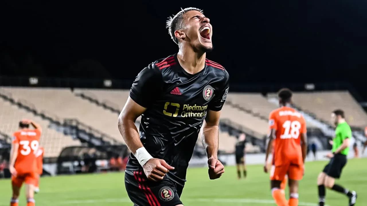 Jugador celebrando un gol de Atlanta United II