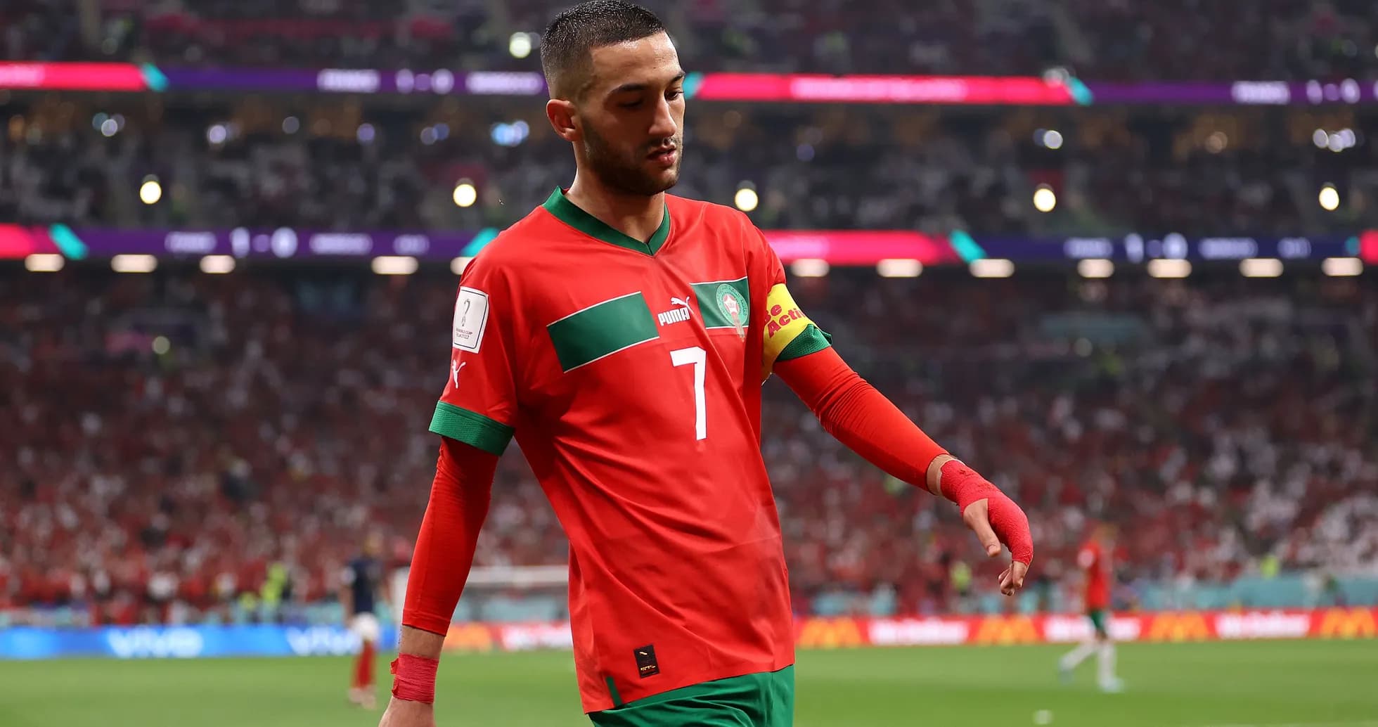 Jugador de Marruecos caminando en el campo de juego