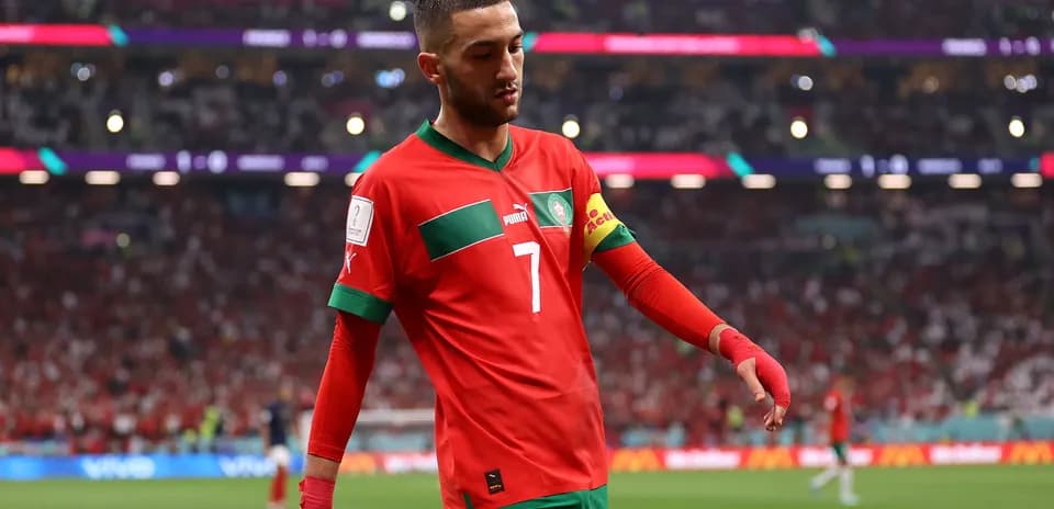 Jugador de Marruecos caminando en el campo de juego