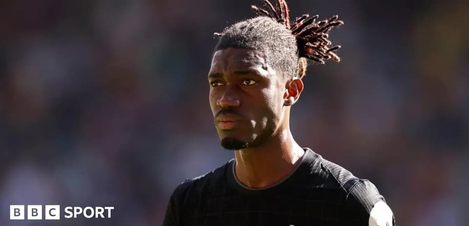 Jugador de Tottenham con cabello trenzado en el campo
