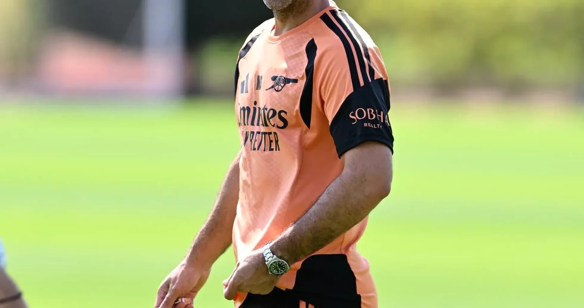 Entrenador sonriendo durante la sesión de entrenamiento