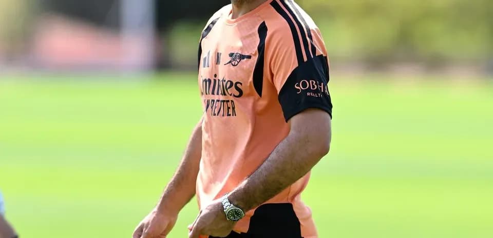 Entrenador sonriendo durante la sesión de entrenamiento