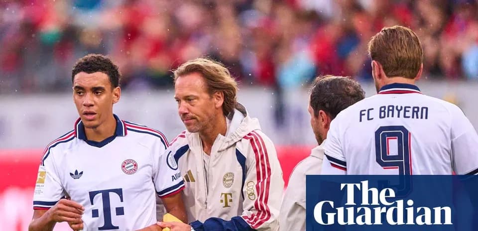 Jugador de Bayern siendo atendido por el cuerpo técnico